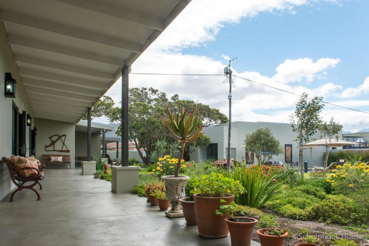 הרמנוס Schulphoek Seafront House מראה חיצוני תמונה The courtyard at the San Diego Center for Spiritual Living